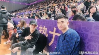 救命这是什么神仙友谊啊,赖冠霖直接去现场给胡明轩加油……