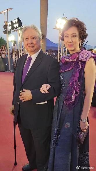 洪金宝携妻子高丽虹走上红毯,两人25年婚姻……