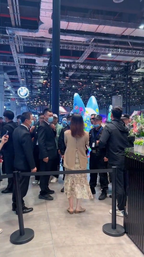 宝马Mini展台外女主播被驱离完整视频
