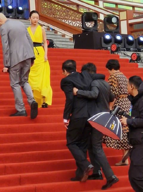 张颂文,我真的夸他一万遍 签名的时候乖乖的收大家的签字笔……