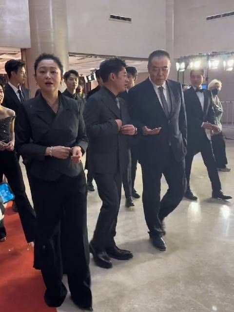 看到现在的张颂文老师,不由得为他高兴,走到今天太容易了!