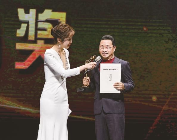 小翁双杰(右)
