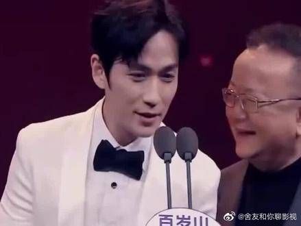 没有朱一龙接不了的梗，颁奖礼调侃张颂文毫不留情