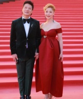 钱嘉乐夫妇带两个女儿去主题乐园游玩 汤盈盈给老公女儿拍开心合影