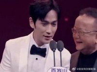 没有朱一龙接不了的梗,颁奖礼调侃张颂文毫不留情