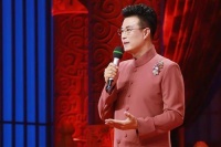 他曾是央视知名主持,照顾瘫痪妻子不离不弃,如今50岁老来得子!