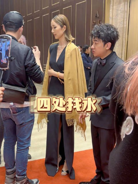 当李亚男在身边咳了几下,暖男王祖蓝的正确打开方式是..