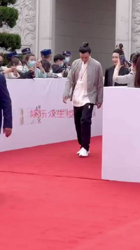 俩演员古装没完全卸,王丽坤我认识,旁边那个不知道