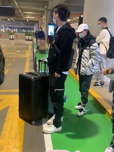 两口子好恩爱哈哈哈,早生贵子!幸福久久
