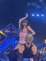 Lisa的腿好绝!看的时候忍不住尖叫啊!