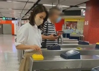 港星文咏珊上海挤地铁，全身奢牌超5万，素颜疲惫富豪老公未出现