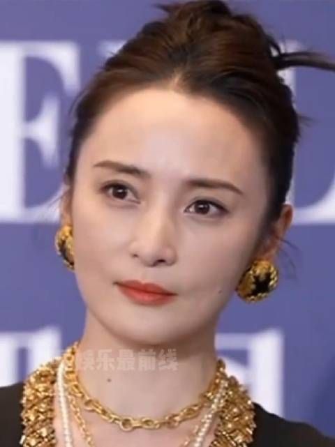 蒋勤勤这个怼脸拍我不得不服,47岁了……