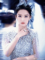 李沁这次造型上半身镶满钻的藕粉色连衣礼裙……