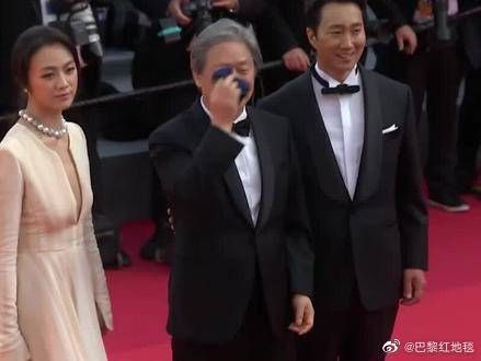 汤唯穿深V礼服现身戛纳红毯,这时有谁注意她腋下?网友:太尴尬