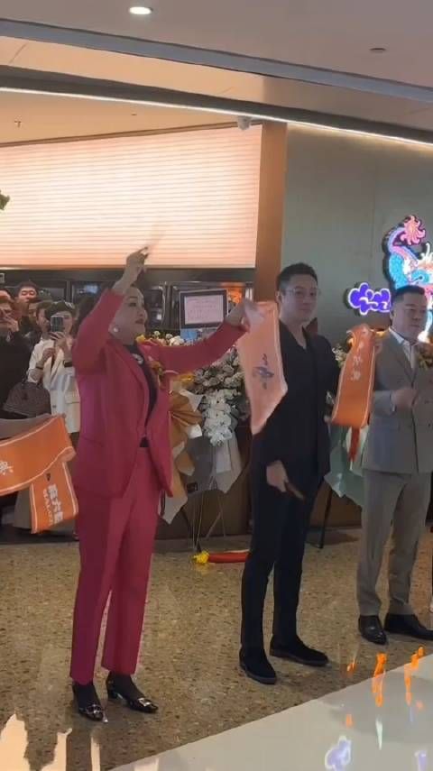汪小菲张兰现身青岛新店开业，网友评这俩人像极了社恐和社牛