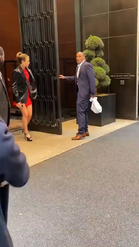 谷爱凌一身红色旗袍亮相美国纽约曼哈顿参加演讲！