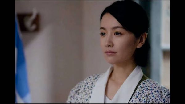 小伙第一天上班被上司两个女儿同时相中……