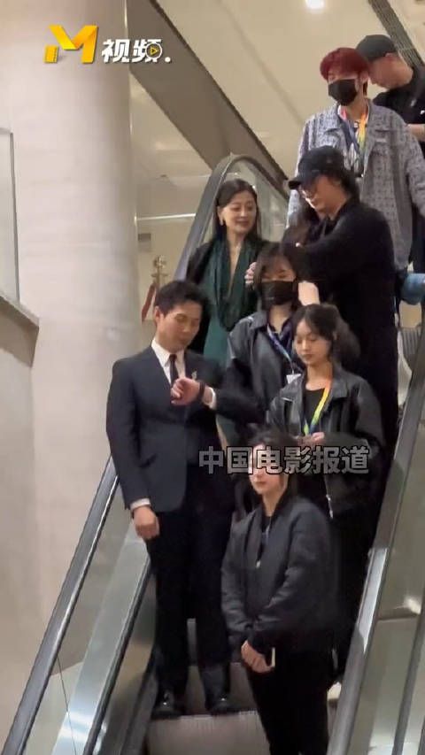 梅婷一袭绿裙子亮相好有韵味