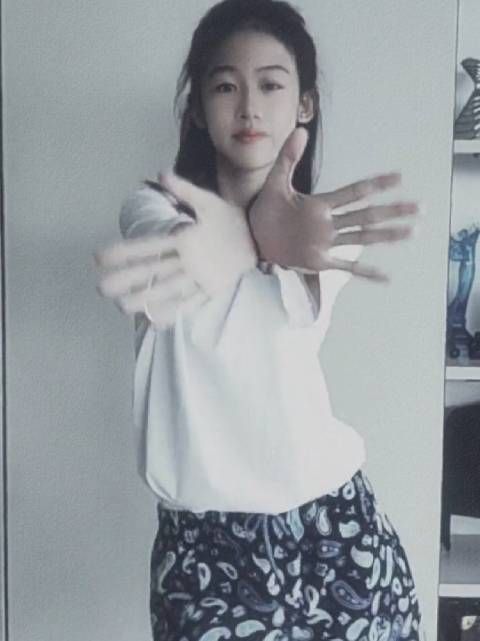今日陆毅女儿贝儿在社交平台晒出自己跳的flower……