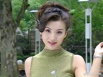 万人迷这气质和身材真是绝了，穿的这么少，却依旧觉得她很优雅……