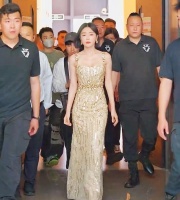 三亚:女星秦岚参加发布会,身材曼妙面色红润,引起网友热议