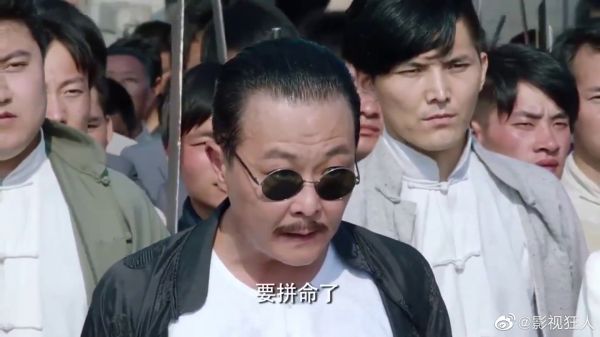 黑老大刚死，各堂主就喝酒庆祝分地盘，下秒黑老大出现了