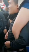 大哥你累不累,要不要帮忙?