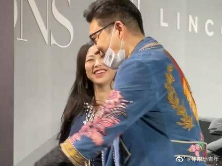 婚后首次亮相,孕肚明显,这是怀孕了吧!恭喜了!