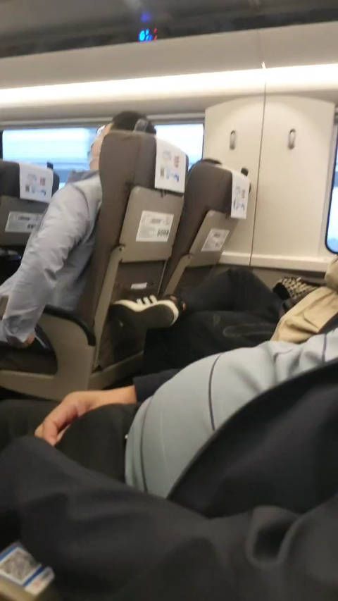 都看看这谁家老不要脸的。TM的倒霉,旁边坐个死变态……