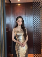 吉娜姐姐弹钢琴一绝,唱歌也不在话下……