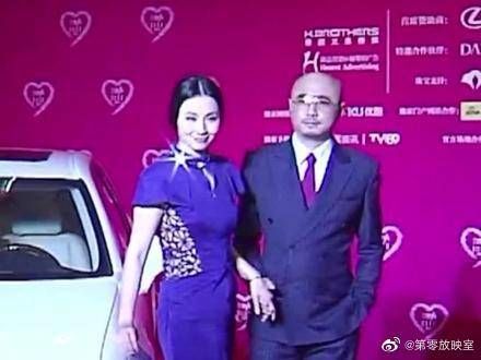 携手出席活动,当年小陶虹放弃事业嫁给还是穷小子的他……