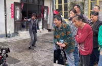 李子雄现身黄山拍戏被路人围观,大妈表情亮了,引起网友热议