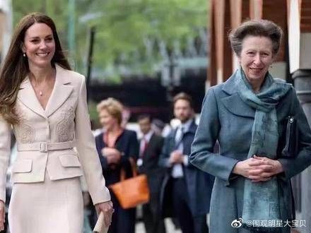 看她对待两个嫂子戴安娜和卡米拉的区别……