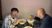陈佩斯父子西安演出,结束工作下馆子吃面,引起网友热议