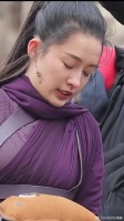 李沁冬天拍古装戏,真的好冷啊。穿着薄纱还得吹风看着都冷