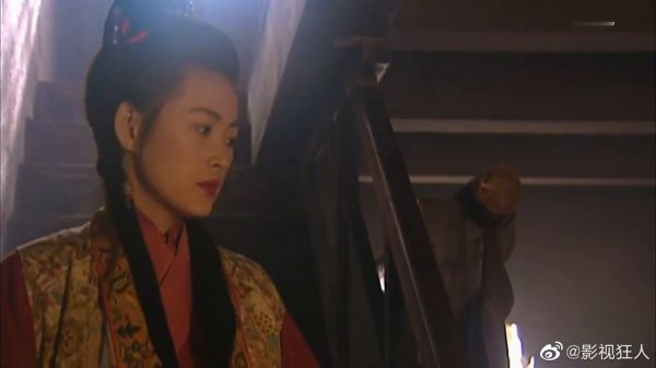 西门庆假装捡筷子,谁知趁机跟金莲看对眼,两人就成好事