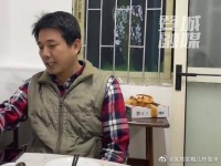 在外上学的小女儿突然出现,爸爸直接惊喜成表情包