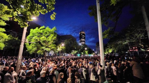 5月3日，民众聚集在塞尔维亚首都贝尔格莱德市中心，向当天早些时候发生的枪击事件遇难者默哀（图片来源：新华社）