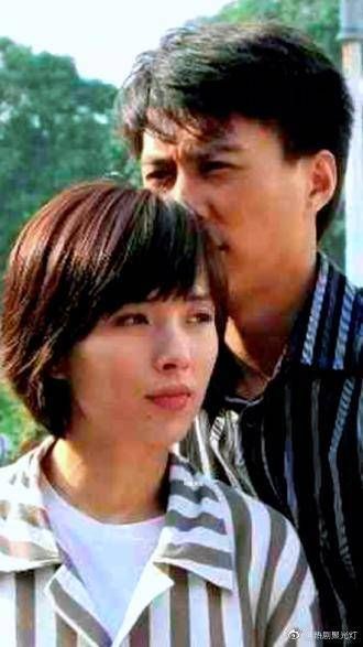 演员李佳因拍戏与富豪丈夫离婚，后因拍吻戏与靳东相爱结婚……