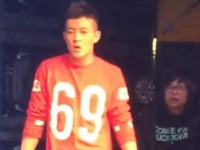 他曾被看成刘德华的接班人,如今却在酒吧演出也不复出……