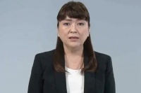她,四次鞠躬道歉