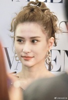 出席活动,这也是她与窦骁举办婚礼后首次公开亮相……