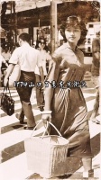 1974年,15岁的日本明星山口百惠在日本东京街头的一张照片!