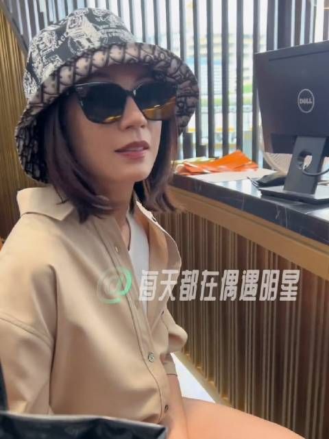贾静雯机场被拍,暴露最真实状态 她反问路人:你们这样一直拍我很尴尬好吗?