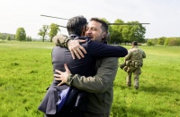 最新!泽连斯基已抵达英国,和苏纳克拥抱!英首相办公室:再给数百架……
