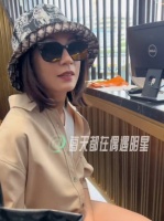 贾静雯机场被拍,暴露最真实状态 她反问路人:你们这样一直拍我很尴尬好吗?