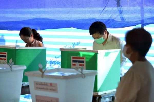 ▲2023年5月14日，人们在泰国曼谷一处投票站投票。图/新华社