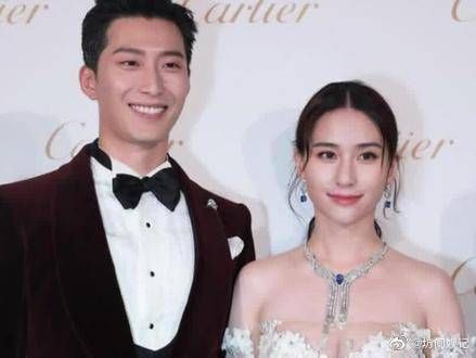 何超莲窦骁婚后首现身，谈起俩人感情史一脸甜蜜，真是羡煞旁人！