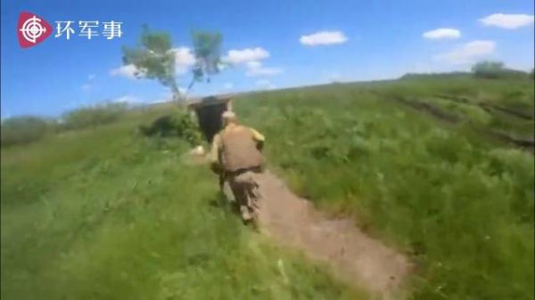 炮弹瞬间在面前爆炸！有乌军当场被炸伤，急忙跑回掩体包扎