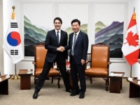 特鲁多叉开腿与韩议长合照,讨好了韩国网友